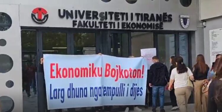 Studentët e fakultetit të Ekonomisë e nisin vitin e ri akademik me protestë