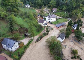 Stuhia dhe reshjet e shumta përmbytin Bosnjen, raportohen disa viktima