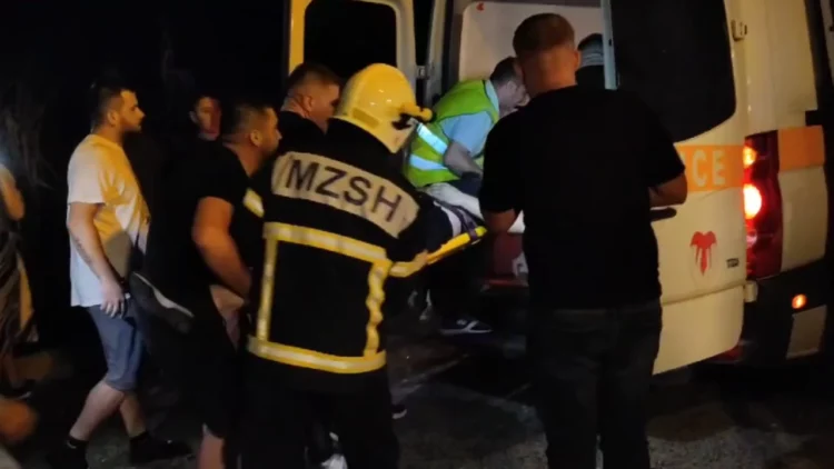 Humb jetën shoferi që bllokua brenda në autobot pas aksidentit në rrugën Lushnjë-Berat