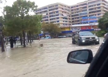 Video – Vlora zgjohet nën ujë, rreth 30 familje u evakuuan si pasojë e përmbytjeve