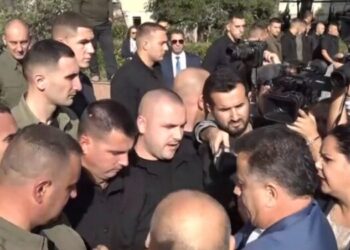 “Hape krahun o legen”, gardistët pengojnë deputetët e opozitës të hyjnë në Kuvend/ Përplasje dhe brenda parlamentit