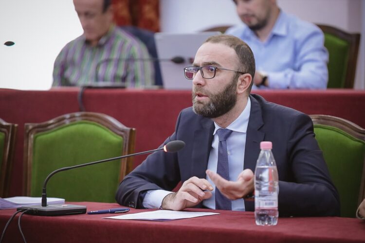 Reagon Gazment Bardhi: Këta të fusin në burg pa prova, jo më mos të të përjashtojnë