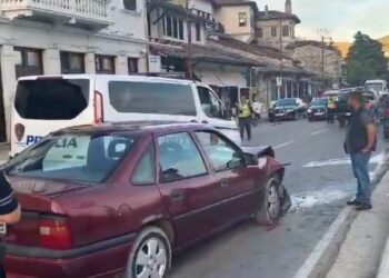 Aksident i trefishtë në Berat, dërgohet në spital një pasagjer
