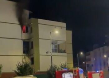 Përfshihet nga flakët apartamenti në Fier, rrezikohet çifti i të moshuarve