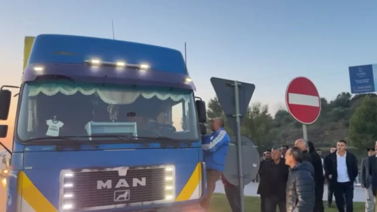 Nis bllokimi në rrethrrotullimin e Rrogozhinës, protestuesi hipën mbi kamion: Fike makinën, ose…