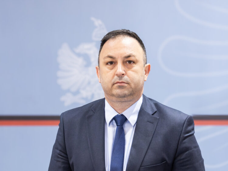 Përshkallëzimi i aksionit opozitar, ministri Ervin Hoxha kërcënon deputetët e opozitës