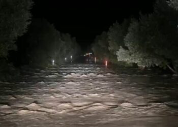 Shtrëngatë shiu në Lezhë, bllokohen disa rrugë, rrezikohen shtëpitë