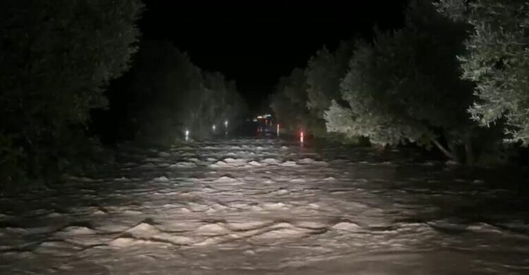 Shtrëngatë shiu në Lezhë, bllokohen disa rrugë, rrezikohen shtëpitë