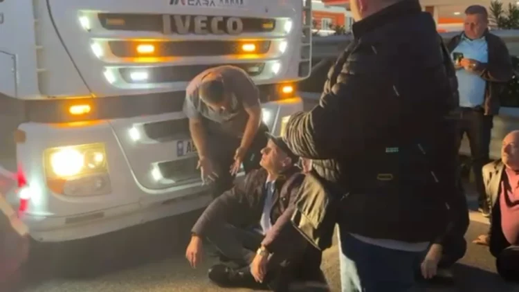 Bllokohet ish-sheshi “Shqiponja”, Durrësi, Lezha, Bardasheshi… / Paralizohet lëvizja, qytetarët ulen para kamionit