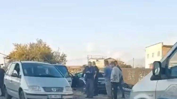Pak minuta pas atentatit në Dobraç/ Çifti i shtrirë në tokë, makina e përplasur, kalimtarët kujtojnë se është aksident