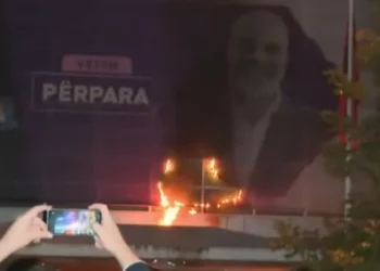 Protestuesit hedhin molotov dhe i vënë flakën selisë së PS-së