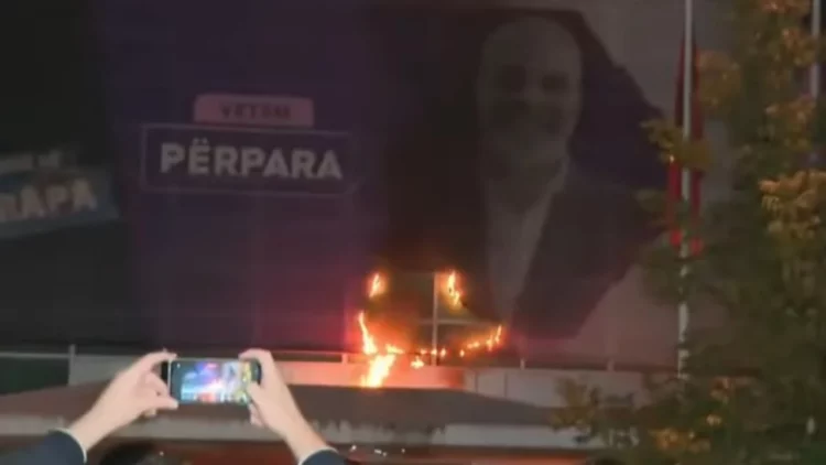 Protestuesit hedhin molotov dhe i vënë flakën selisë së PS-së