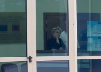 (FOTOT) Ç’ndodhi në sallën e gjyqit, ja si reagon Monika Kryemadhi në çastet e pritjes