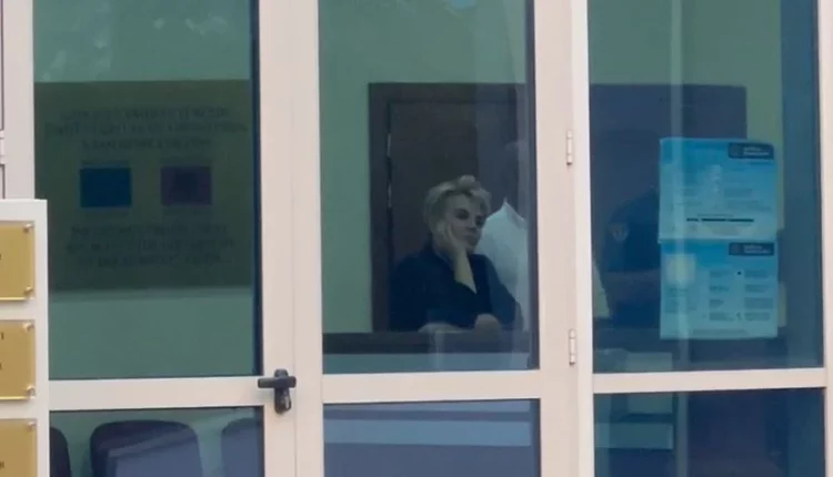 (FOTOT) Ç’ndodhi në sallën e gjyqit, ja si reagon Monika Kryemadhi në çastet e pritjes