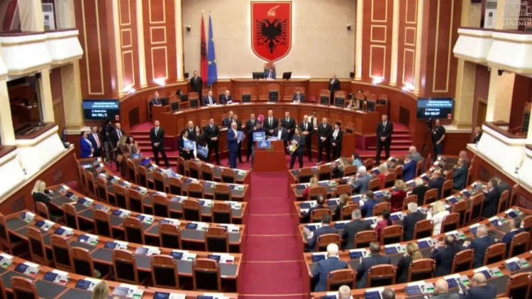 “Mosbindje civile” në Kuvend/ Deputetët e opozitës bllokojnë foltoren
