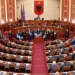 “Mosbindje civile” në Kuvend/ Deputetët e opozitës bllokojnë foltoren