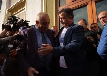 Tensionet jashtë Kuvendit, deputetët e PD nuk lejojnë socialistët të futën në Kuvend: S’ka bir k*rve të më ndalojë mua