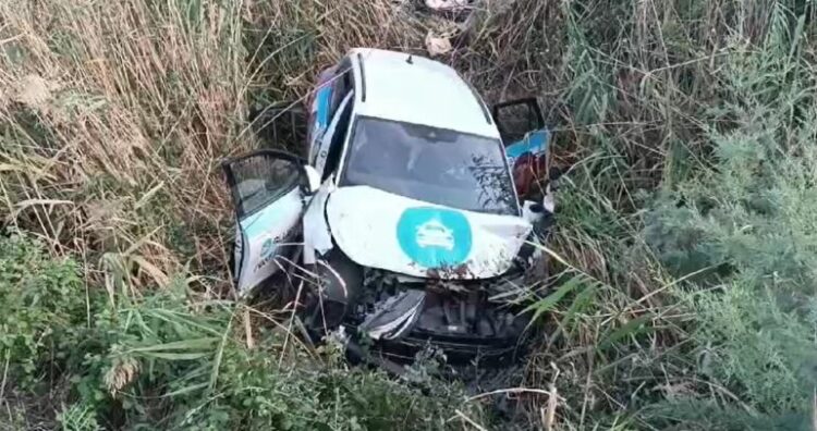 Plagoset shoferja e taksisë në rrugën Lushnje-Berat, pasi makina bie në kanal