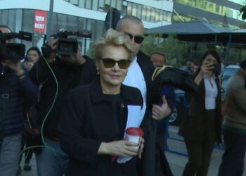 E veshur me të zeza, Kryemadhi mbërrin në GJKKO: Do përballem me një drejtësi të kastruar