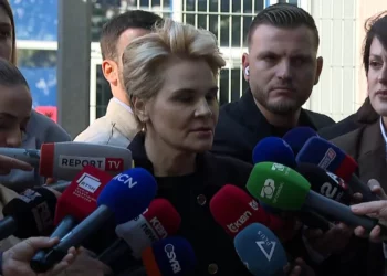 Kryemadhi: Nuk e kam fustanin si gruaja e Erion Veliajt, vesh “Dolce & Gabbana” dhe thotë ma qepi gjyshja