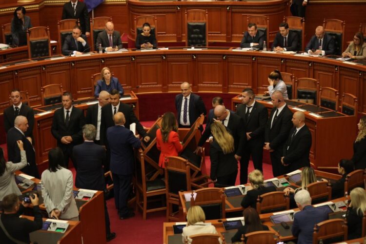 Kuvend pa opozitë, kërkohet përjashtimi edhe i 3 deputetëve të tjerë të PD