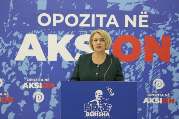 PD denoncon: Një laborante drejton tani arsimin në Tiranë