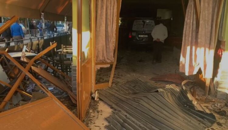 Lushnjë, dy automjete përfundojnë brenda në lokal