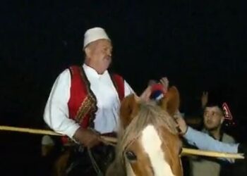 Mosbindja civile në Milot/ Protestuesi shkon me kalë, ja thirrja që ka për SHBA-në