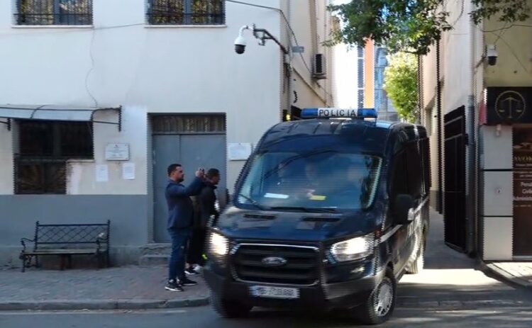 Ish-presidenti Meta mbërrin në GJKKO, do njihet me masën e sigurisë