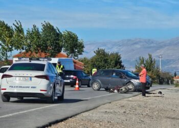 Makina përplaset me motorin në aksin Korçë-Pogradec, 2 persona të lënduar