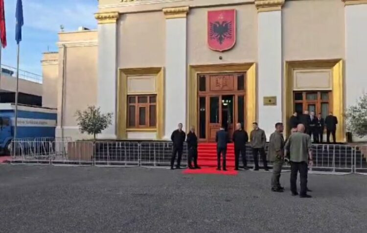 Gardh metalik para hyrjes dhe forca të shumta të Gardës, çfarë po ndodh te Parlamenti