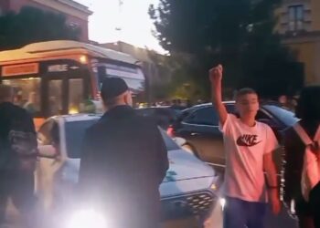 ‘Paralizohet’ qarkullimi pranë ministrisë së Brendshme, protestuesit nuk lejojnë kalimin e makinave