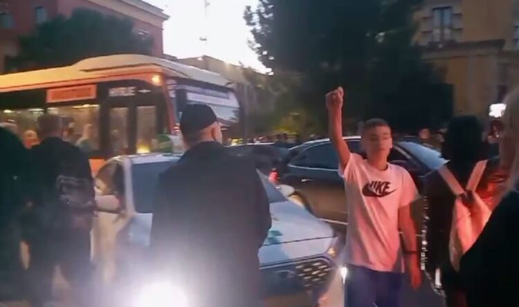 ‘Paralizohet’ qarkullimi pranë ministrisë së Brendshme, protestuesit nuk lejojnë kalimin e makinave