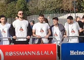 “Më vrau Erion Veliaj”, të rinjtë protestojnë me foton e Ardit Gjoklajt