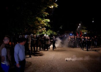 Protesta e opozitës, policia arreston një person dhe  shoqërohen 5 të tjerë