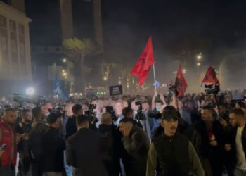 Pas molotovëve dhe përplasjeve nis lëvizja, Flamur Noka e Gazment Bardhi marshojnë me protestuesit