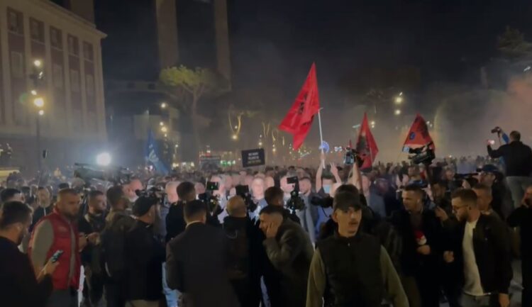 Pas molotovëve dhe përplasjeve nis lëvizja, Flamur Noka e Gazment Bardhi marshojnë me protestuesit