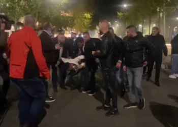 Tre protestues përfundojnë në spital nga gazi lotsjellës, njëri shoqërohet nga Bardhi dhe Nallbati