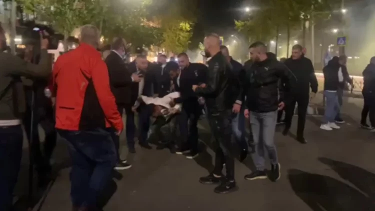 Tre protestues përfundojnë në spital nga gazi lotsjellës, njëri shoqërohet nga Bardhi dhe Nallbati