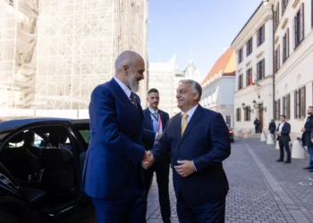 Kryeministri Edi Rama mbërrin në Budapest, pritet nga Viktor Orban