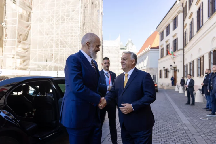 Kryeministri Edi Rama mbërrin në Budapest, pritet nga Viktor Orban