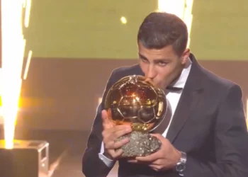 Mesfushori Rodri i “rrëmben” Topin e Artë sulmuesit Vinicius Junior