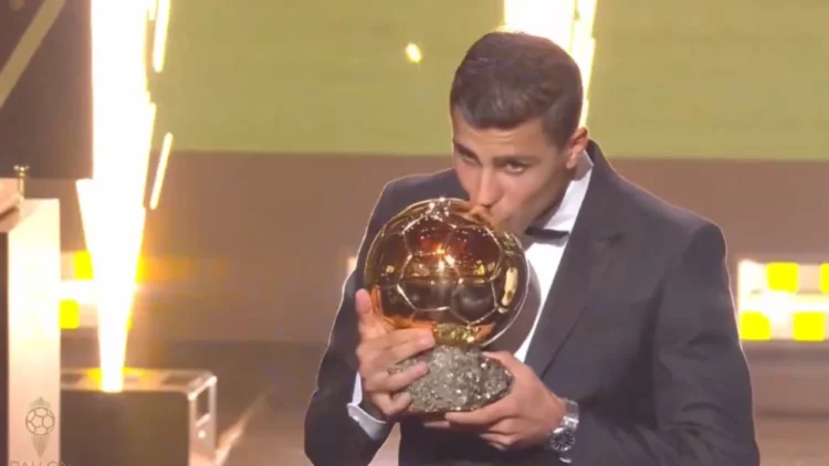 Mesfushori Rodri i “rrëmben” Topin e Artë sulmuesit Vinicius Junior