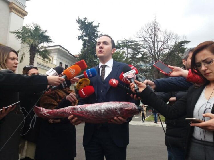 ‘Këtu lejohen vetëm peshkaqenë!’, reagon Salianji: Bashkohuni më 7 tetor