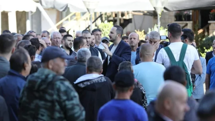 Salianji shkruan nga burgu: Populli shkund çdo tirani!