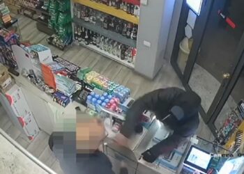 Video e momentit të grabitjes me dhunë në dy dyqane në Korçë (Emri)