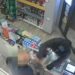 Video e momentit të grabitjes me dhunë në dy dyqane në Korçë (Emri)