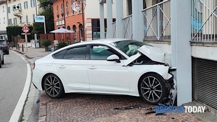 Lëvizte i dehur nëpër rrugë, shqiptari përplas Audi-n luksoz