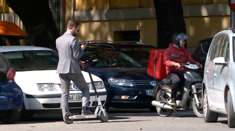 Problemi me skuterët elektrikë! Një pjesë nuk respektojnë rregullat dhe as nuk gjobiten për shkeljet