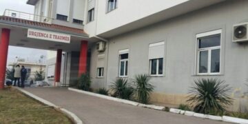 Korçë/ 55-vjeçarja bie nga kati i dytë, dëgohet me urgjencë në Spitalin e Traumës